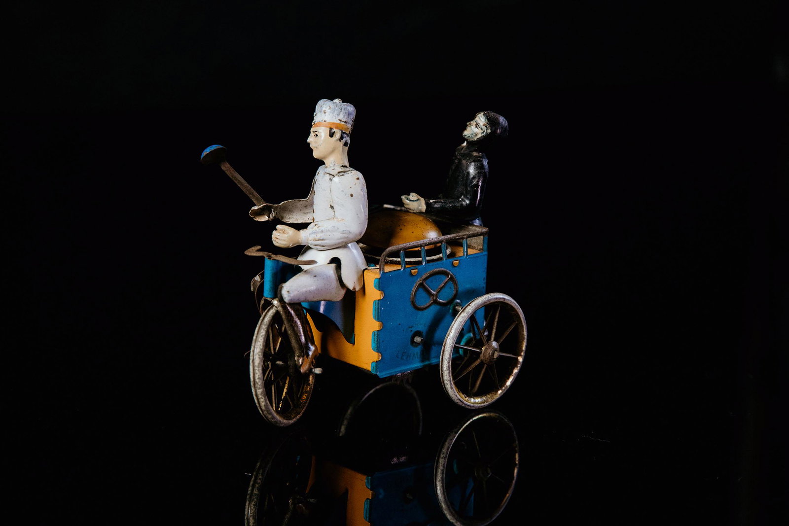 Lehmann BrezelbÃ¤cker: Figural tin toy, clockwork drive, function tested, hand-painted/lithographed, colourful, 1910, Germany, 15 cm, good condition, one of the most sought-after Lehmann toysFigÃ¼rliches Blechspielzeug, U