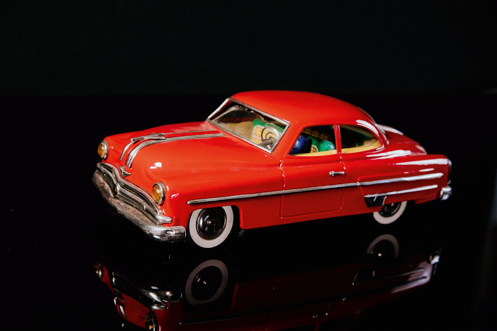 Japan Pontiac Chieftain: Tin toy, speed drive, function tested, hand-painted, colour red, 50ies, Made in Japan, 36 cm, good condition, driver figureBlechspielzeug, Schwngrad-Antrieb, Funktion geprÃ¼ft, handlackiert, Farbe r
