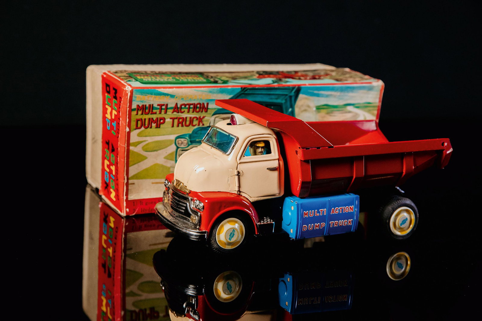 Yone, LKW Cheverolet: Tin toy, battery drive, function tested, colour red beige, 50ies, Made in Japan, 30 cm, very good condition, illustrated box, driver figure, nice featuresBlechspielzeug, Batterie-Antrieb, Funktion gep