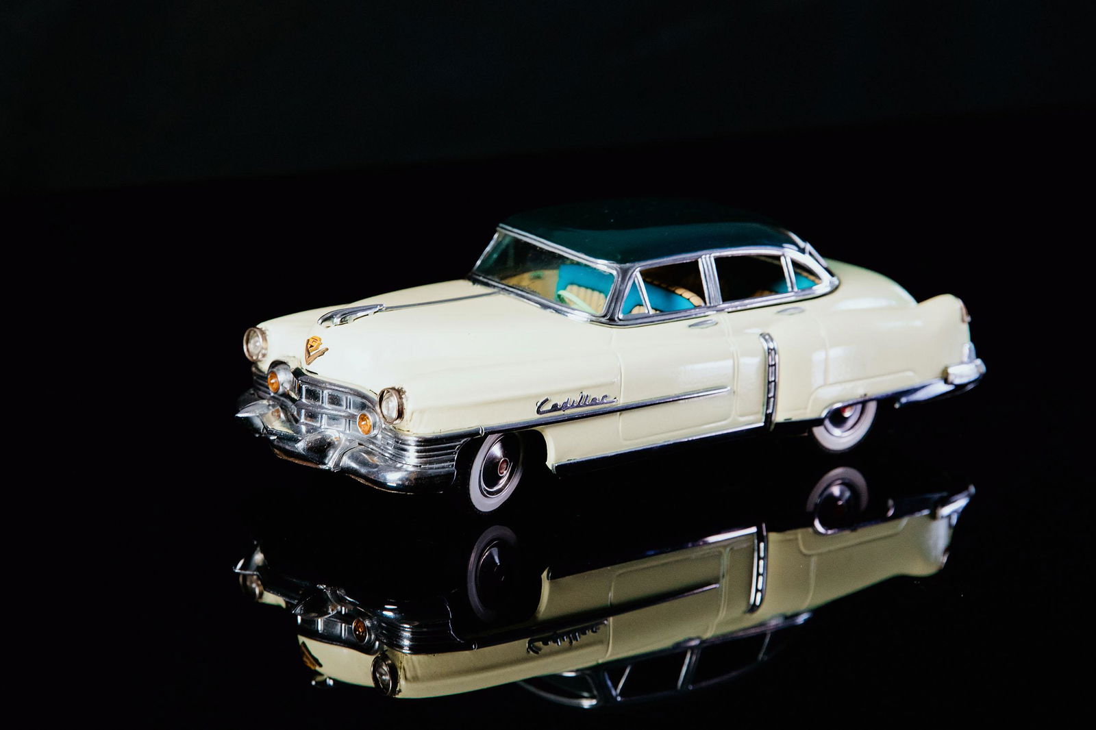Japan Marusan Cadillac: Tin toy, battery drive, function tested, hand-painted, colour beige green, 50ies, Made in Japan, 32 cm, good condition, Original Cadillac, the first version of a Cadillac which is considered to be the