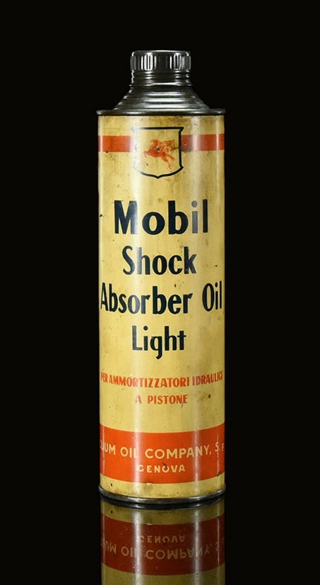 MOBIL SHOCK ABSORBER OIL | OIL CAN: Oil can, tin, filling capacity 1 l, IT around 1950, H 27 cm, still with the original screw cap, uncleaned | We do only sell old original pieces - no reproductions or fakes. We pack in house, most item