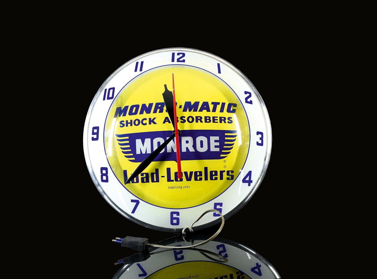 MONROE LOAD-LEVELERS | 16" ADVERTISING CLOCK | SUPERB CONDITION: Advertising clock, electrified and lit, convex glass, tin body, USA around 1960, diam. 40 cm, Advertising Products Inc. Cincinatti, Ohio, fully functional, NOS (New Old Stock) | We do only sell old or