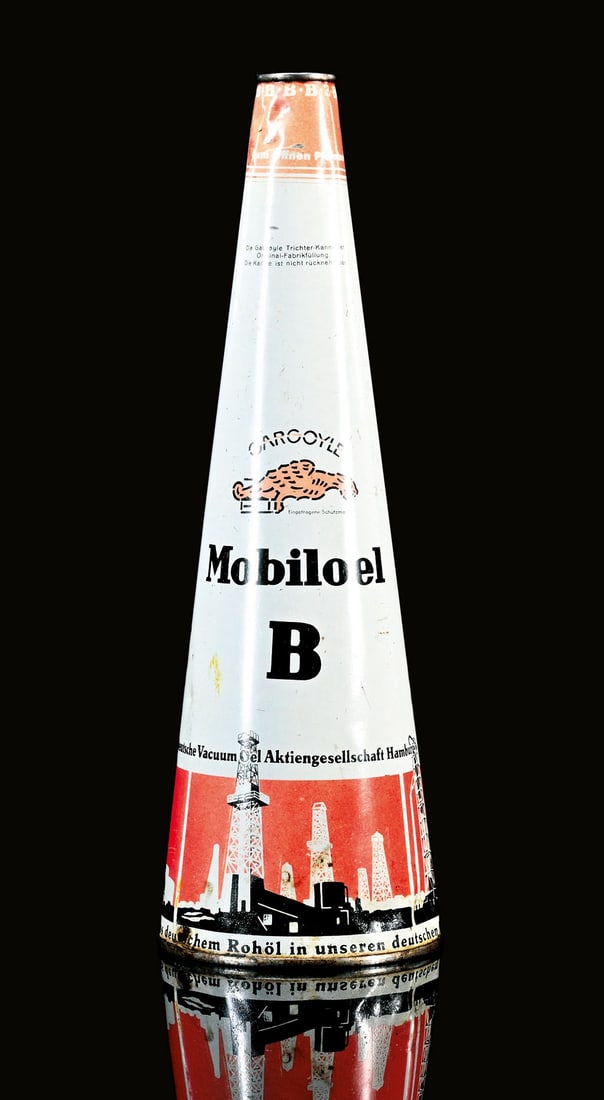 MOBILOEL B | OIL CAN: Oil can, tin, filling capacity 1 l, GER around 1930, H 31 cm, light traces of aging, rare version with type "B" and depiction of the refinery | We do only sell old original pieces - no reproductions o