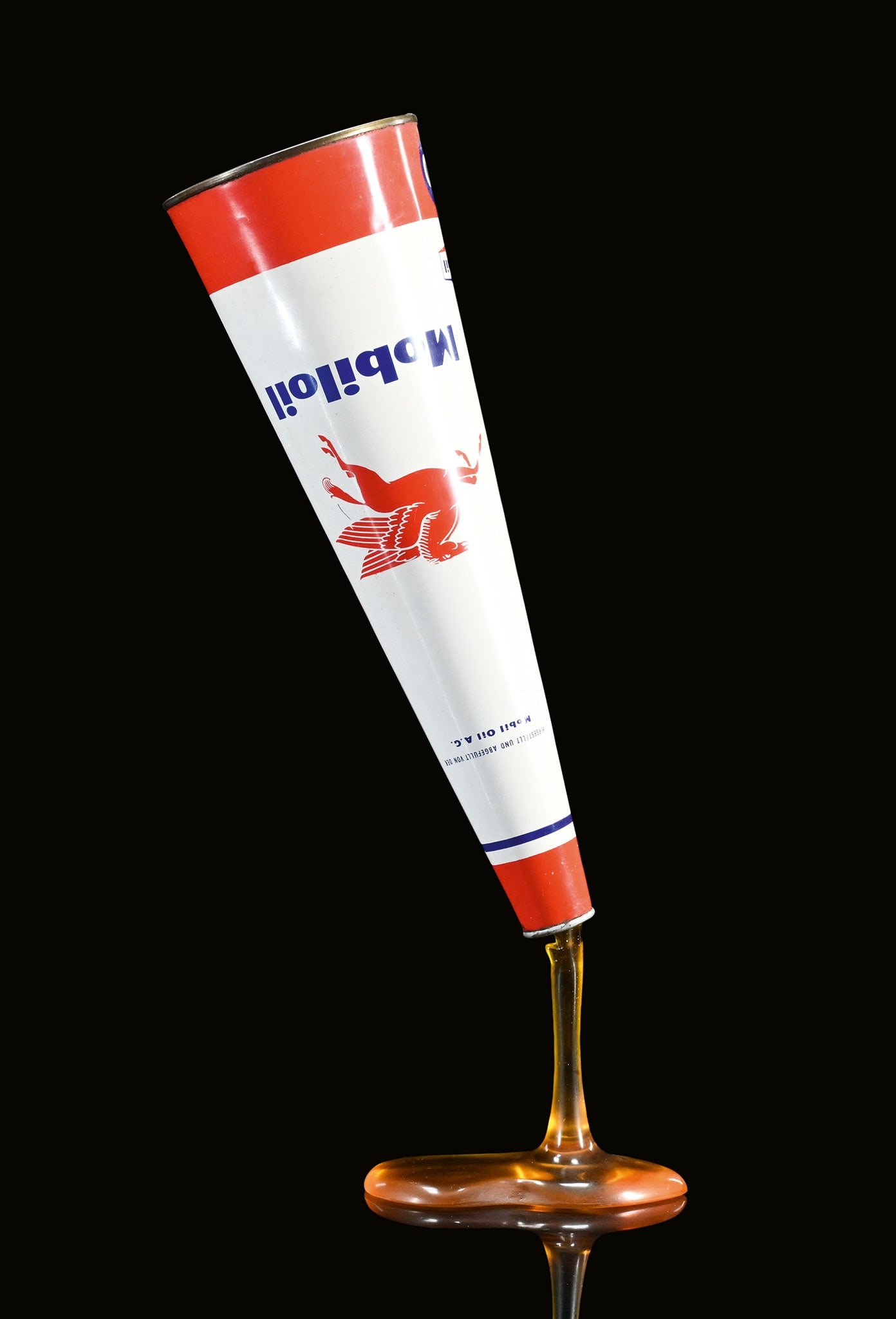MOBILOIL HD | OIL CAN: Oil can, tin, filling capacity 1 l, around 1950, H 31 cm | We do only sell old original pieces - no reproductions or fakes. We pack in house, most items can be shipped overseas. Wooden crates are avai