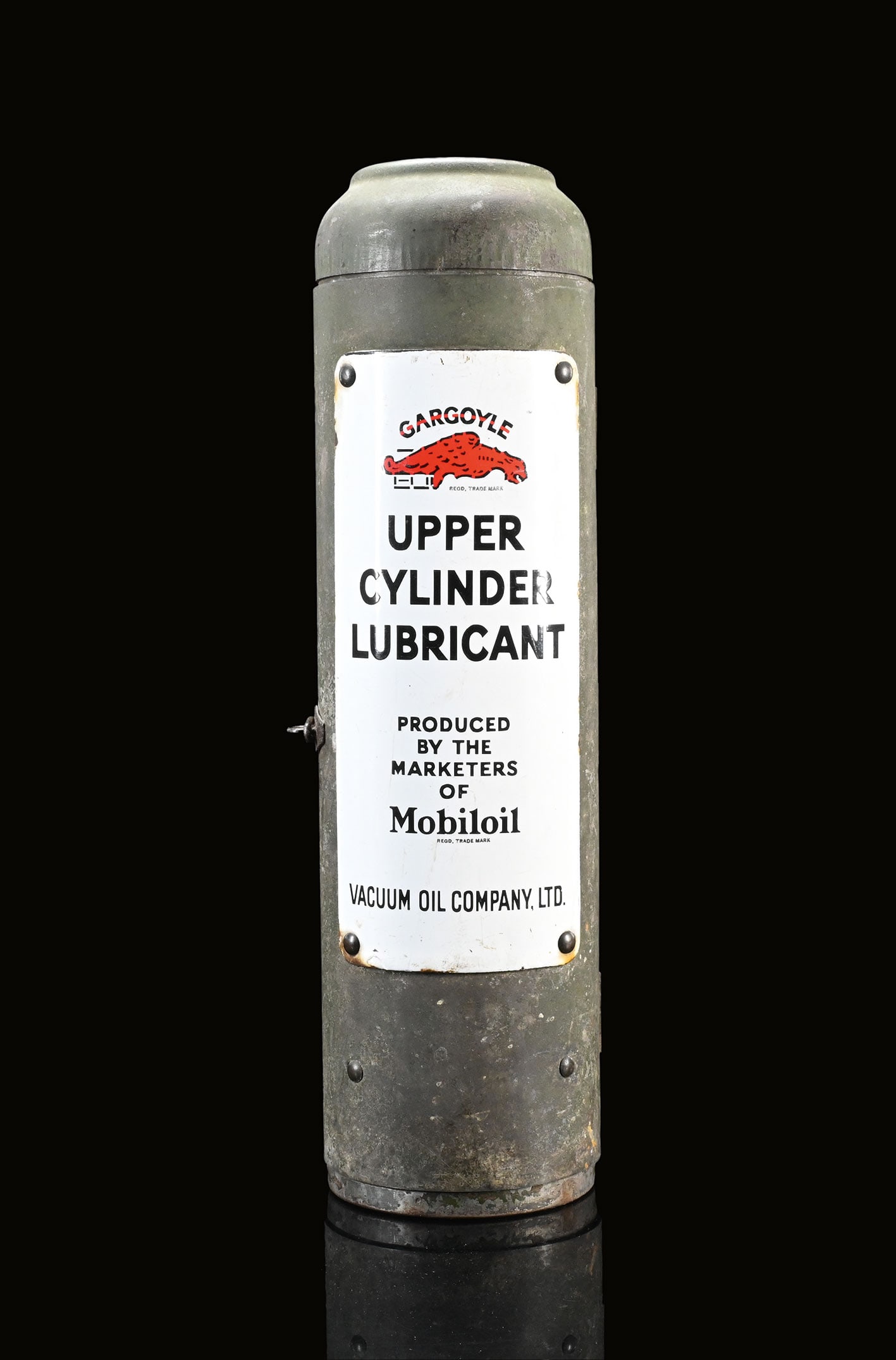 GARGYOLE MOBILOIL - UPPER CYLINDER LUBRICANT | 19": Wall mount with an enamel sign attached to it, still containing the original Oil can along with the lubrication unit, even the nameplate is still there, 1930s, H 48 cm, rarely found so complete, left 