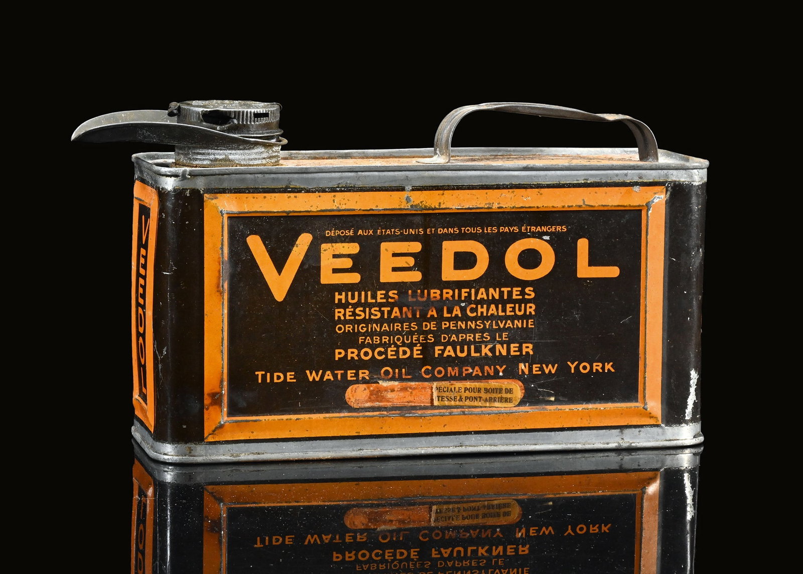 VEEDOL | OIL CAN: Oil can, tin, filling capacity 2 l, F around 1930, H 15 cm, rare format, still with the original pourer and screw cap | We do only sell old original pieces - no reproductions or fakes. We pack in hous