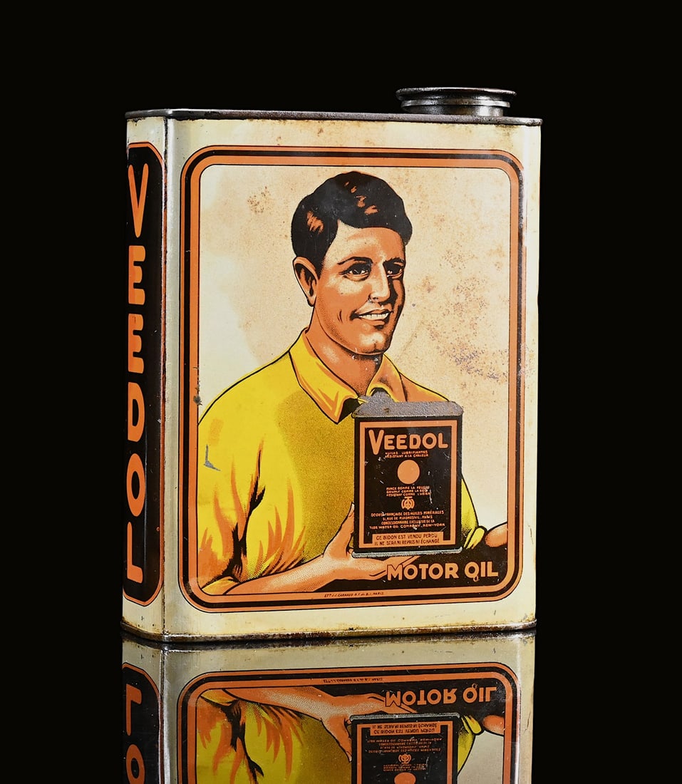 VEEDOL MOTOR OIL - 3 | OIL CAN: Oil can, tin, filling capacity 2 l, F around 1930, H 22 cm , Ets. J.J. Carnaud, Paris, the mechanic recommends: only Veedol motor oil for the engine, a classic tin can, still with the original screw c