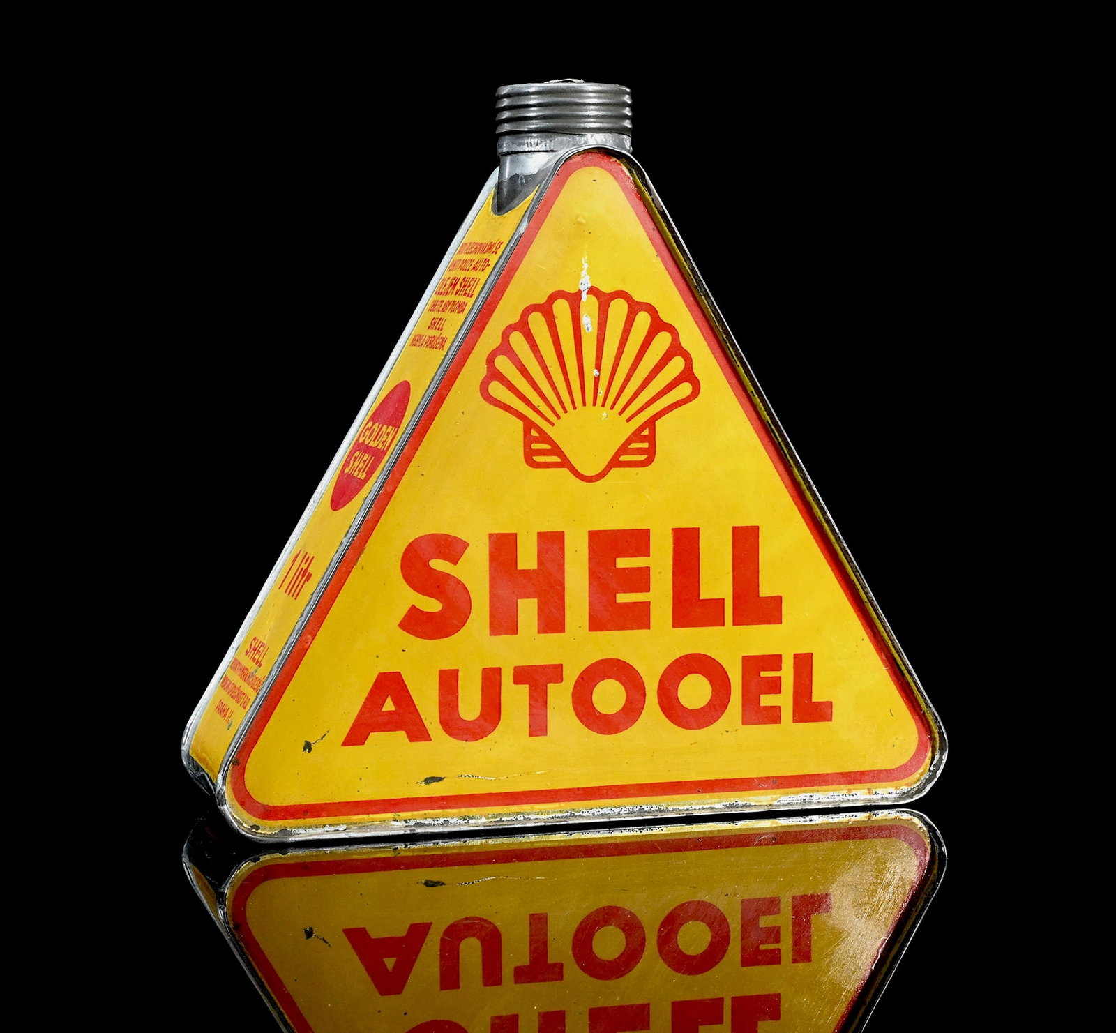 SHELL AUTOOEL | RARE OIL CAN IN VERY NICE CONDITION: Oil can, tin, filling capacity 1 l, GER/AT/CZ around 1930, H 19 cm, very rare version of the classic Shell triangle can, here with Autooel instead of Motor oil, fine preservation, still with the origi