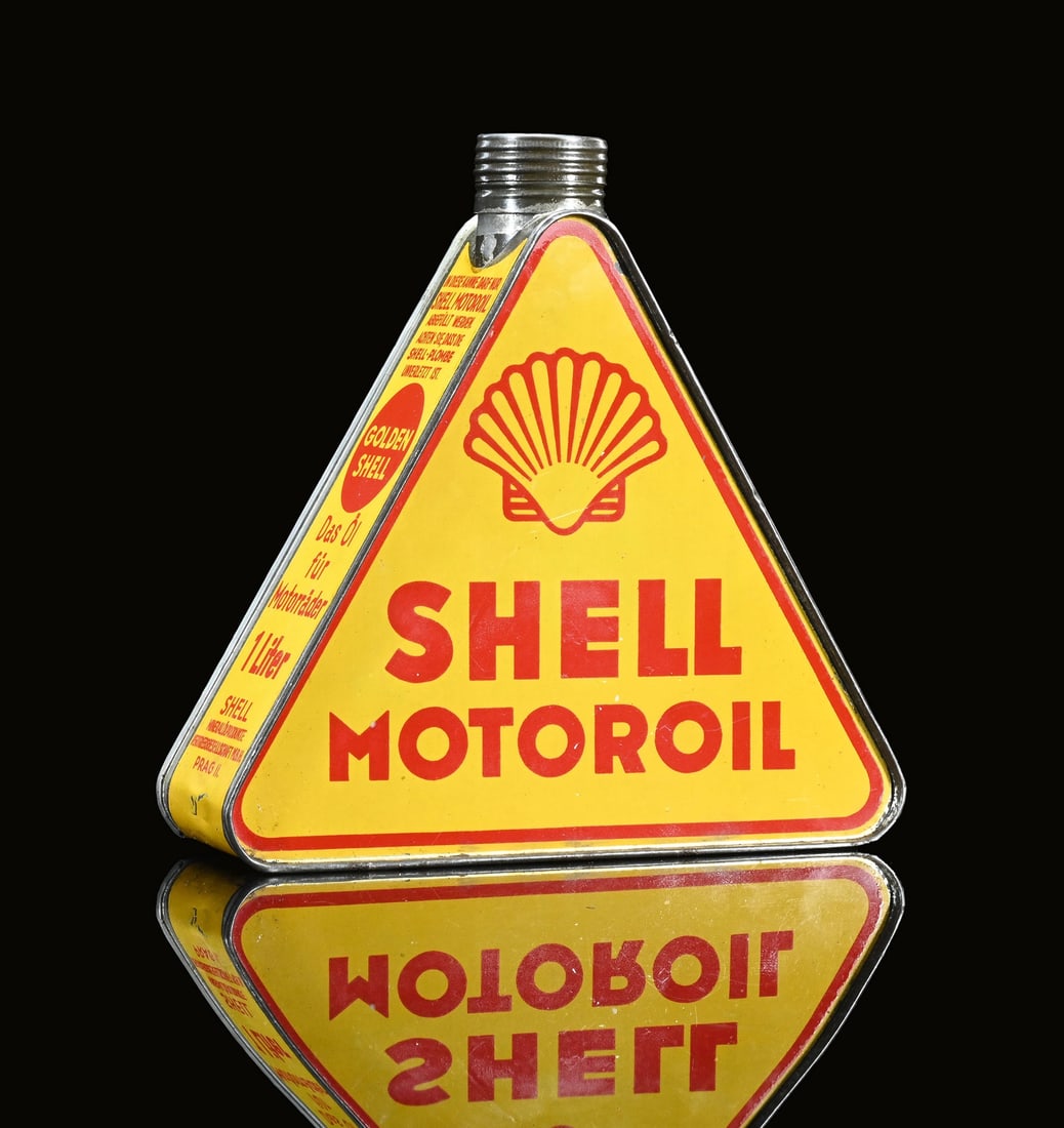 SHELL MOTOR OIL - GOLDEN SHELL | OIL CAN | SUPER NICE CONDITION: Oil can, tin, filling capacity 1 l, AT/CZ around 1930, H 20 cm, in outstanding condition, still with the original screw cap | We do only sell old original pieces - no reproductions or fakes. We pack i