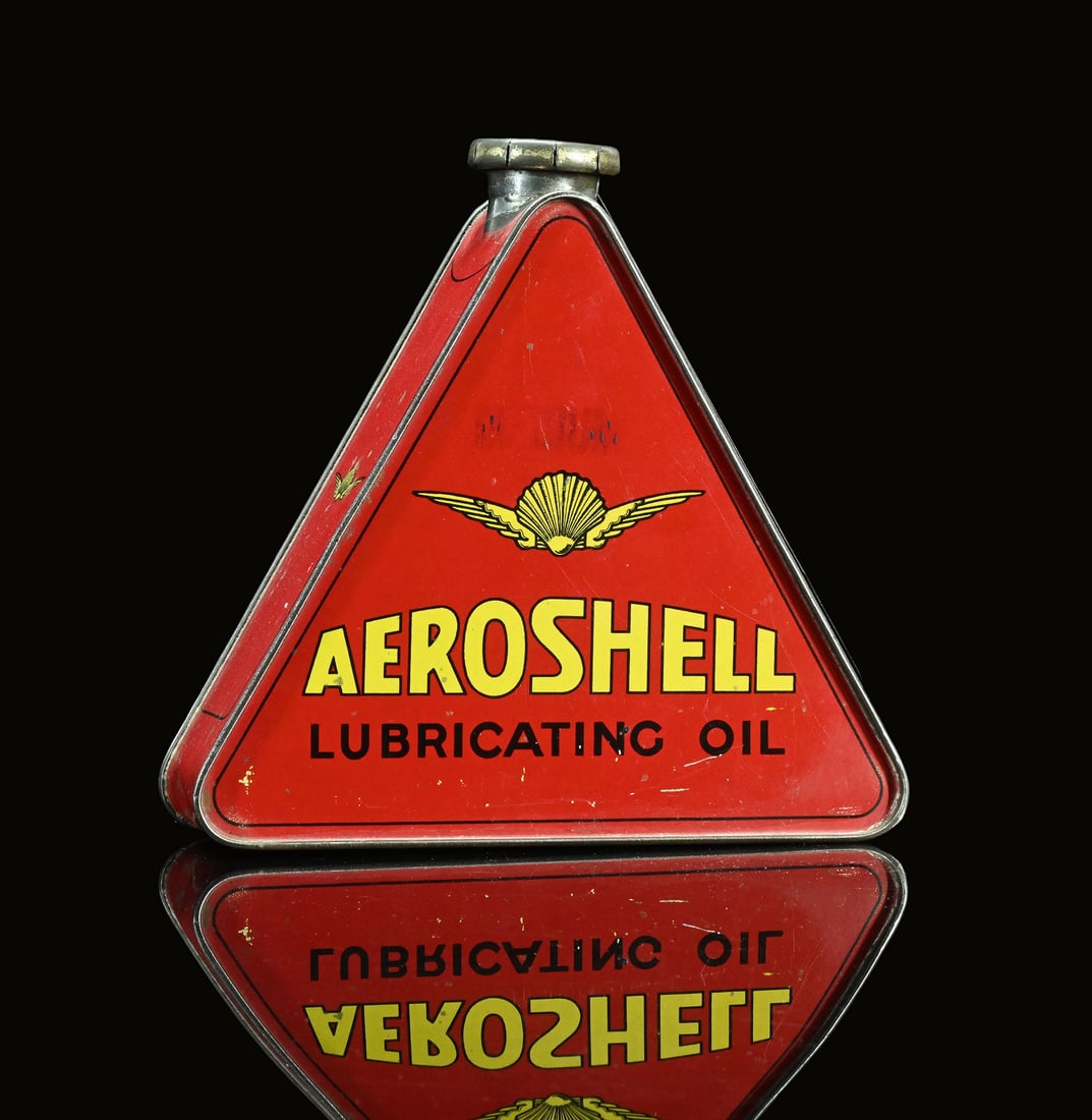 AEROSHELL LUBRICATING OIL | RARE OIL CAN IN SUPERB CONDITION: Oil can, tin, filling capacity 1 l, around 1930, H 19 cm, rare in such a fine preservation, still with the original click cap | We do only sell old original pieces - no reproductions or fakes. We pack