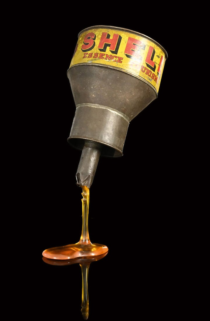 SHELL HUILE POUR MOTEURS | RARE 11" FUNNEL: Funnel, tin, lithographed, 1920s, H 28 cm, very rare | We do only sell old original pieces - no reproductions or fakes. We pack in house, most items can be shipped overseas. Wooden crates are availabl