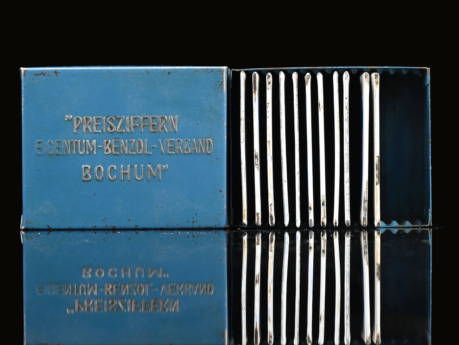 BV-ARAL PREISZIFFERN | 3" PORCELAIN SIGNS: Bundle of 11 BV-Aral price tags, in the original box with company mark, GER around 1930, je 4 x 8 cm | We do only sell old original pieces - no reproductions or fakes. We pack in house, most items can