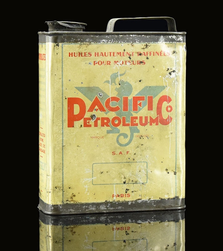 PACIFIC PETROLEUM CO. | OIL CAN: Oil can, tin, filling capacity 2 l, Paris/F around 1930, H 22 cm, still with the original screw cap | We do only sell old original pieces - no reproductions or fakes. We pack in house, most items can 