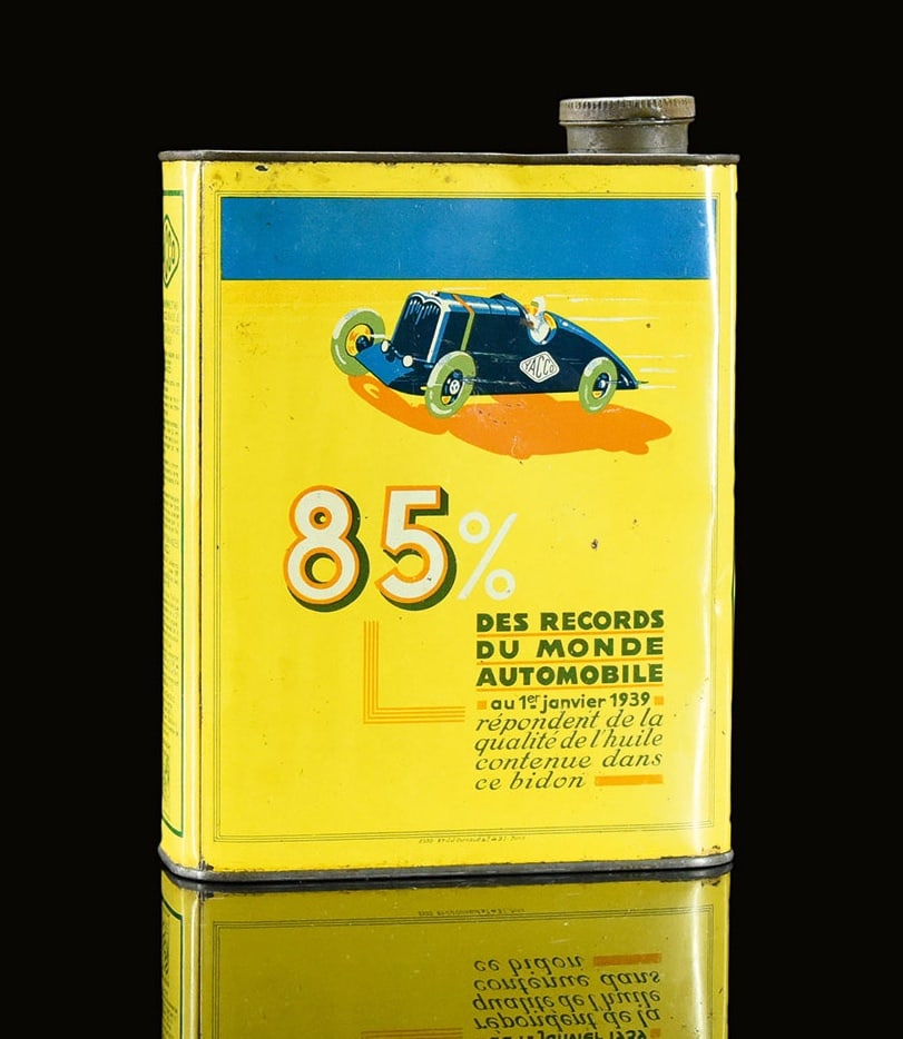 YACCO RECORDS DU MONDE | OIL CAN | VERY NICE CONDITION: Oil can, tin, filling capacity 2 l, F 1930s, H 23 cm, Etabl. J.J. Carnaud, Paris | We do only sell old original pieces - no reproductions or fakes. We pack in house, most items can be shipped overseas