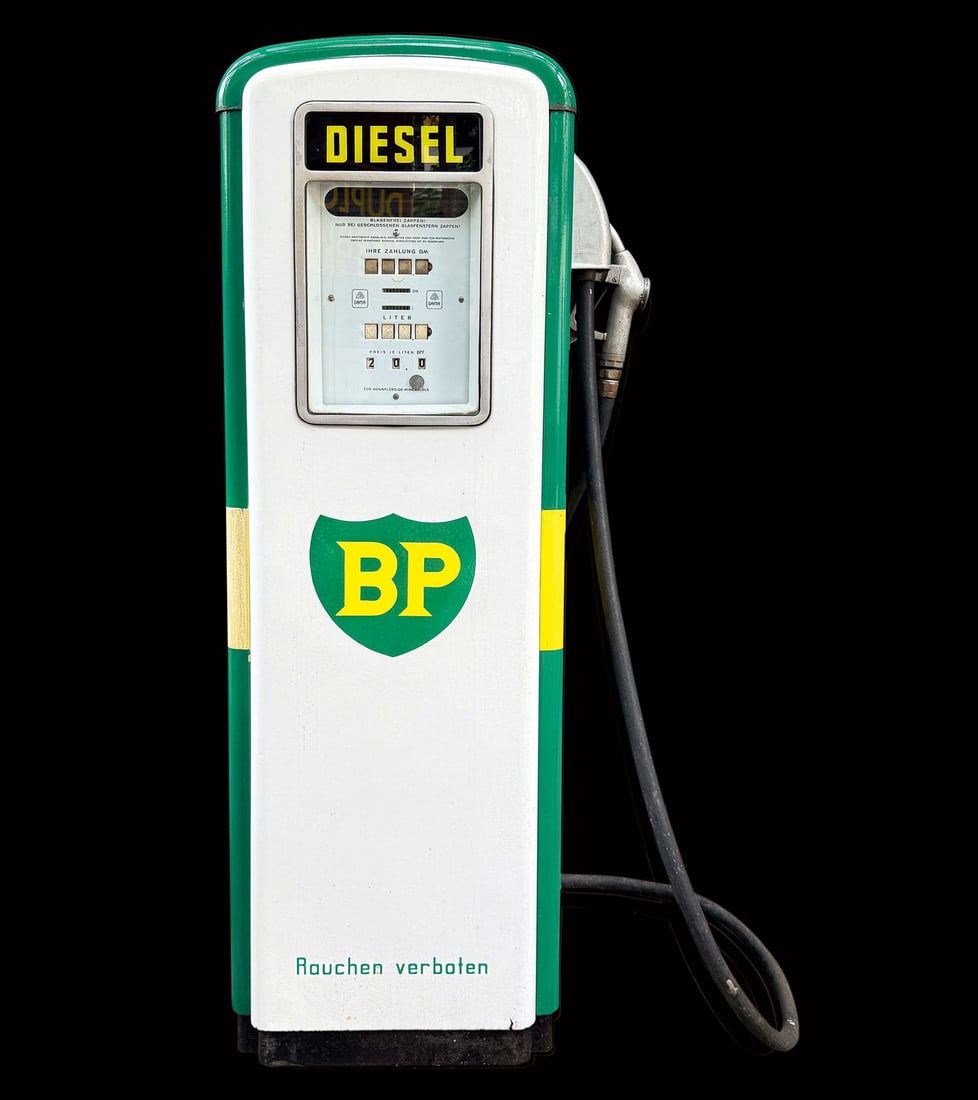 BP SAEULE | 66" GAS PUMP: Gas pump, enameled body, internal mechanism cleaned and complete, crank and original key included, GER 1960s, H 168 cm, beautiful original condition, one panel with a tear, a special object for any ga