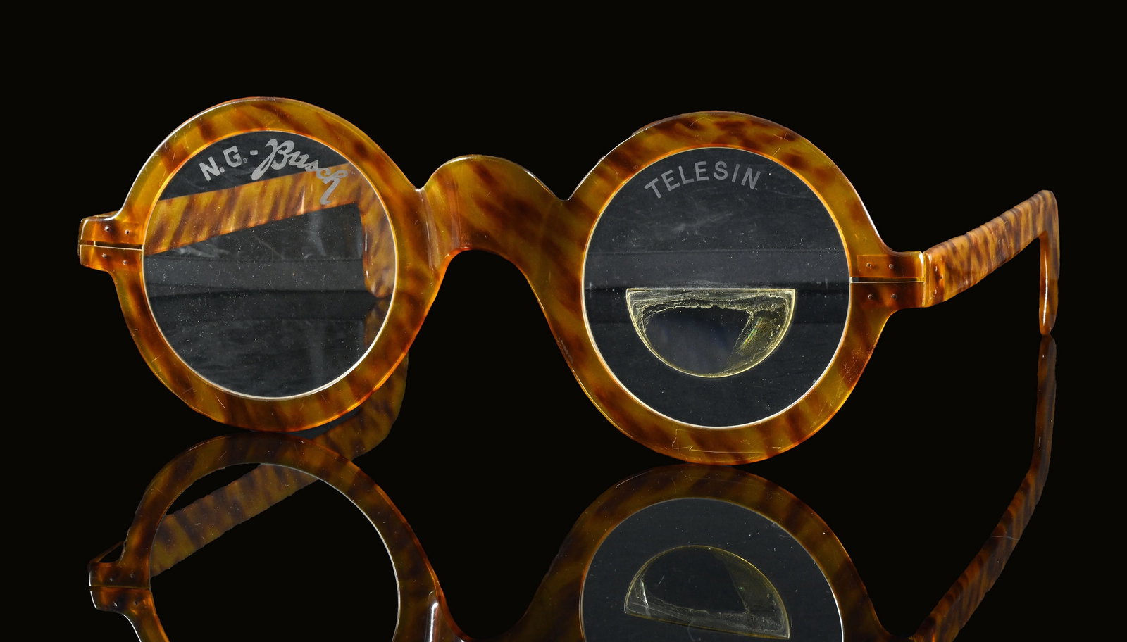 NG-BUSCH - TELESIN | ADVERTISING DISPLAY | (1): Old display model from an optician's shop, Busch Telesin lenses, plastic frame, GER around 1930, 44 x 42 cm, H 16 cm, these oversized glasses were used to advertise Busch's Telesin lenses; the brand n
