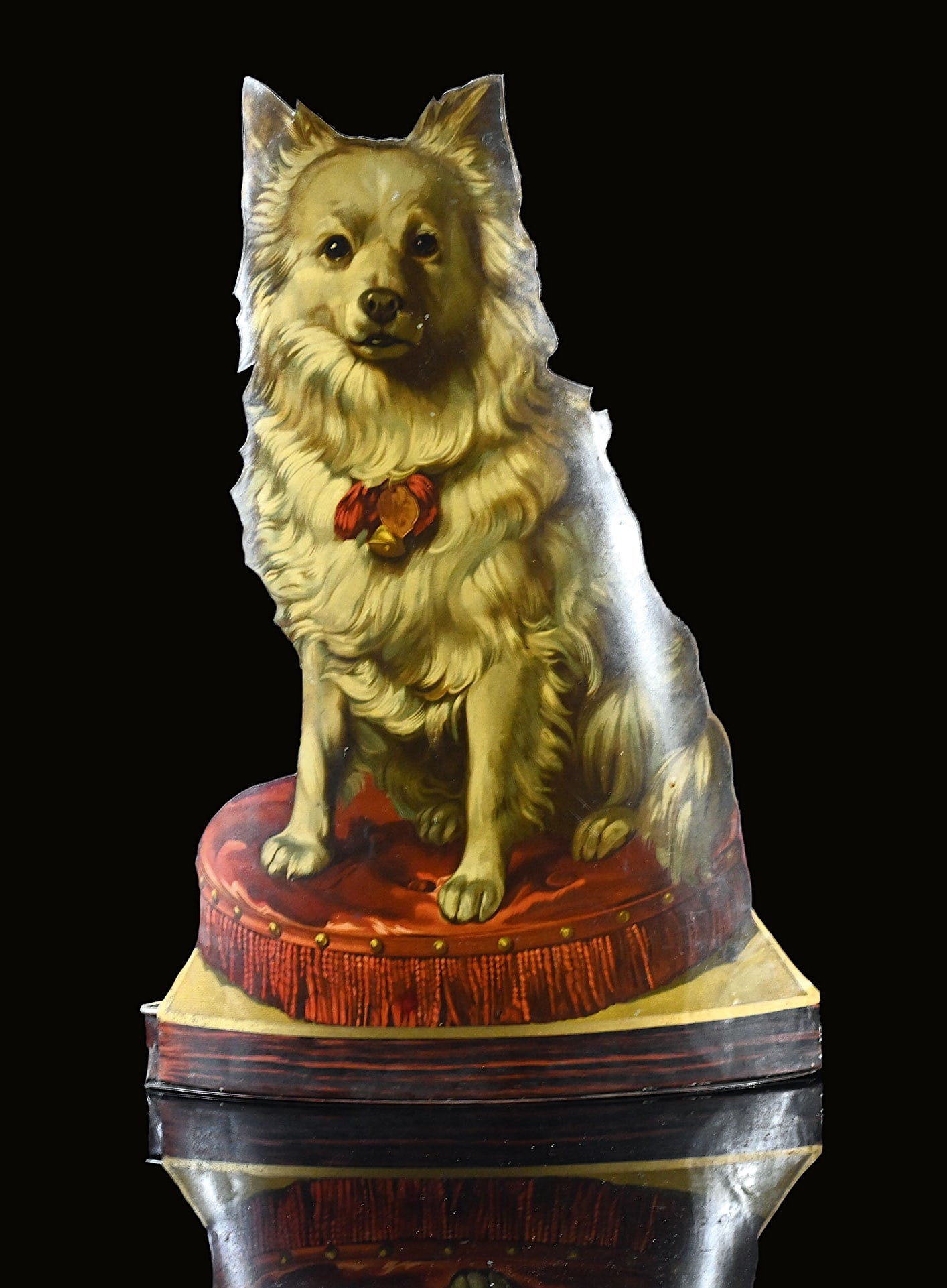 SPITZ - HUNDEKUCHEN | TIN ADVERTISING DISPLAY | (1): Advertising stand, tin, finely lithographed, around 1920, H 53 cm, wonderful stand with tin tray on the back in which treats for dogs were most likely offered - who could withstand this cute view? | W