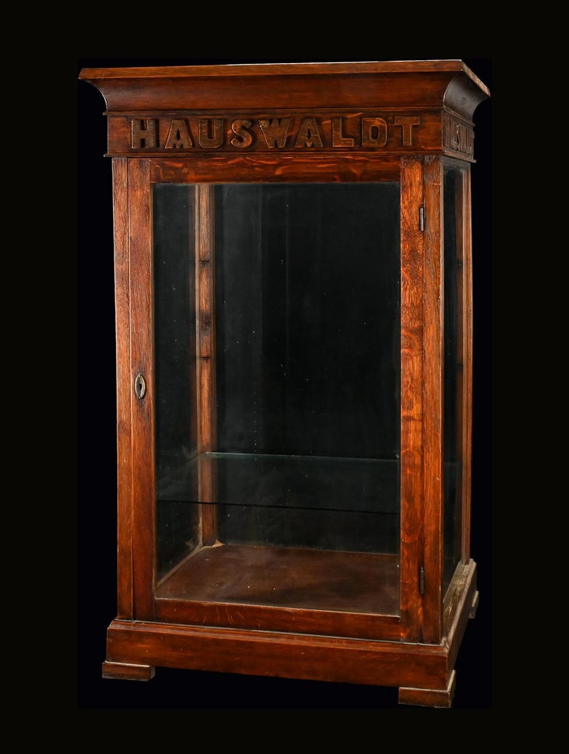 HAUSWALDT CACAO | SALES CABINETT | (1-2): Old display case, wood, fully glazed, originally with four compartments, one original glass shelf still present, GER, circa 1910, H 86 cm, with embossed company logo on top; the key is missing, but th