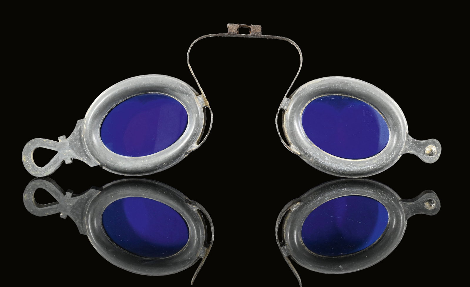 OPTIKER BRILLE | ADVERTISING ITEM | (1-): Outdoor advertisement in the shape of a pair of glasses, hanger, tin body with blue lenses, GER around 1920, 78 x 30 cm, a timeless decorative piece that was once displayed in front of the optician's 