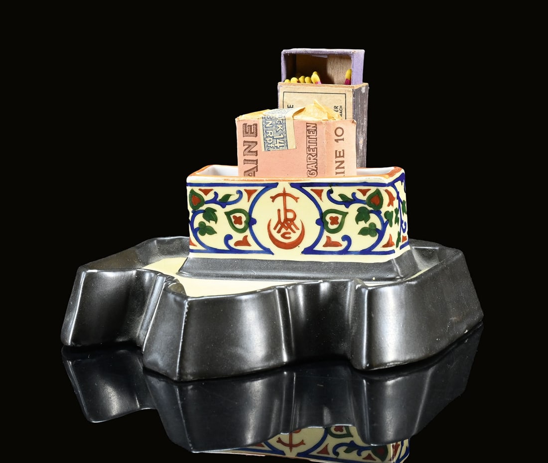 CIGARETTES TURMAC | ASHTRAY | (1): Ash tray, porcelain, BE/F 1950s, 19 x 17 cm, H 6 cm, Turmac Constantinople Brevete, on a mosque-like base, next to the ashtray, there is a container for cigarettes and a holder for matchboxes | We do 