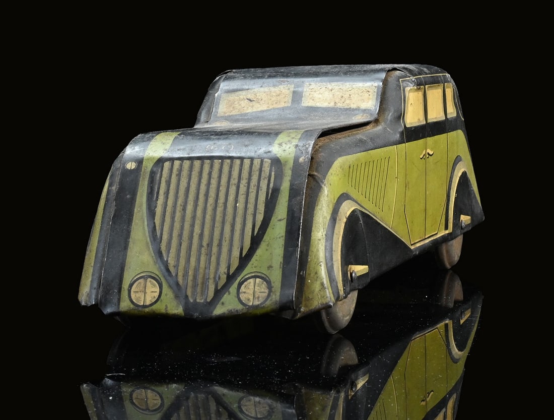 KEKSDOSE - AUTOMOBIL | TIN CAN | (2-): Tin box shaped like a sedan, with a drawer that slides out of the trunk, lithographed, GER around 1930, 46 x 11 cm, H 12 cm | We do only sell old original pieces - no reproductions or fakes. We pack i