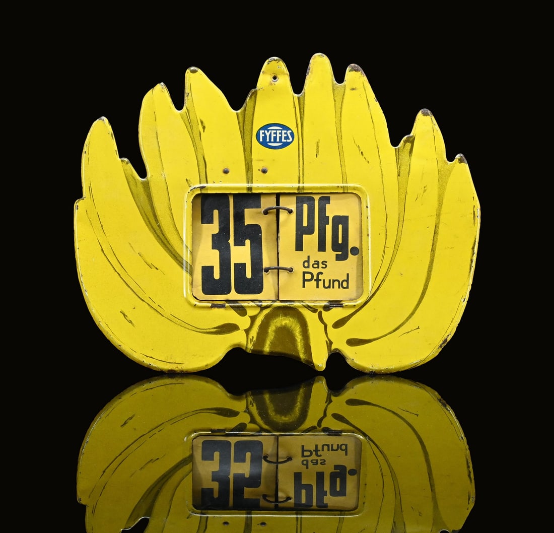 FYFFES BANANEN | TIN SIGN | (1): Tin sign with stand to show current prices for bananas, 1930s, 28 x 22 cm | We do only sell old original pieces - no reproductions or fakes. We pack in house, most items can be shipped overseas. Woode