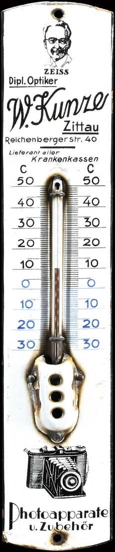 ZEISS DIPL. OPTIKER - PHOTOAPPARATE | PORCELAIN SIGN | (1): Porcelain sign ( Enamel sign ), convex, lithographed, integrated thermometer (original and working), GER around 1920, 6 x 30 cm, the new owner will probably be able to clean it a bit more, a special t