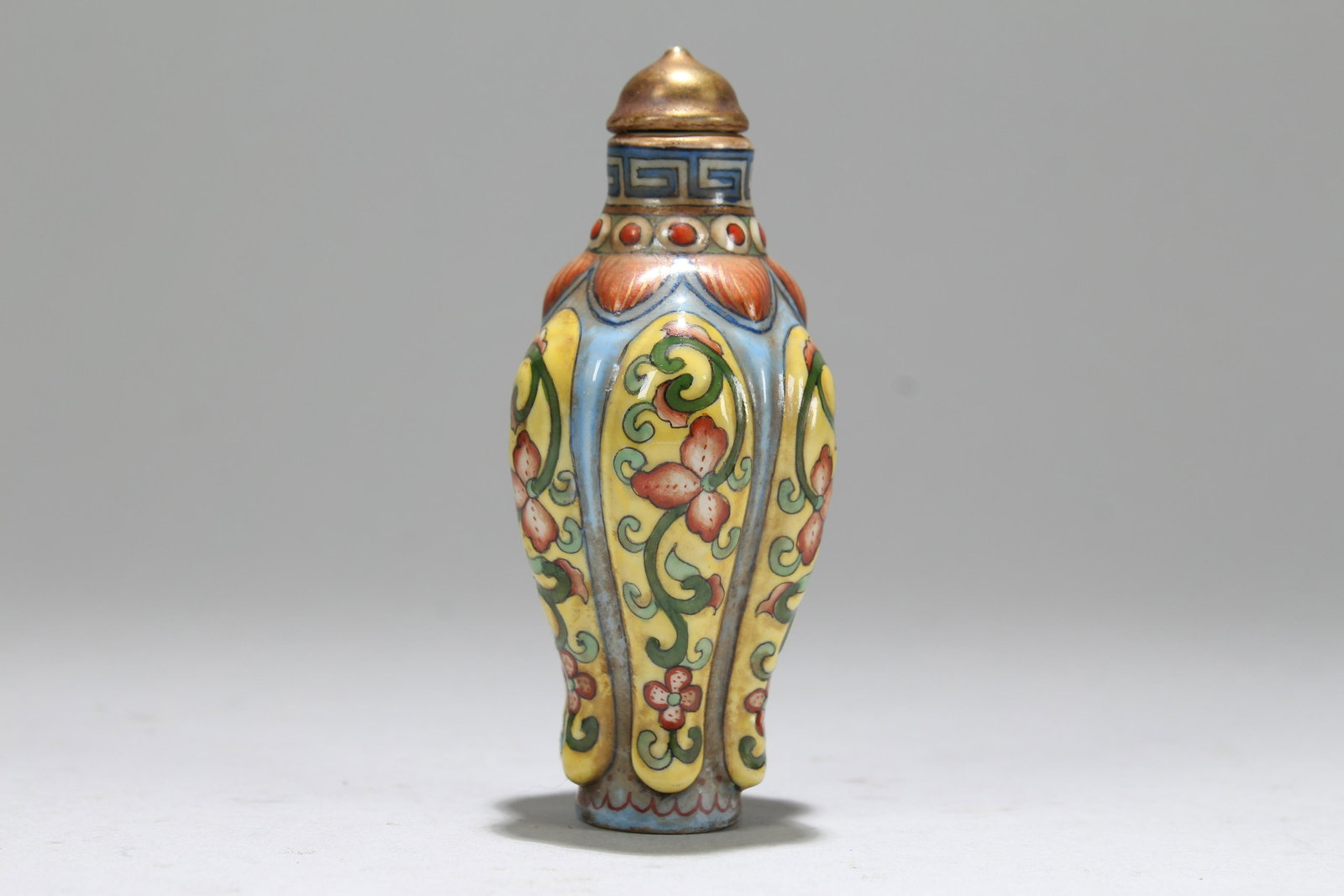 A Chinese Bat-framing Snuff Bottle - 2