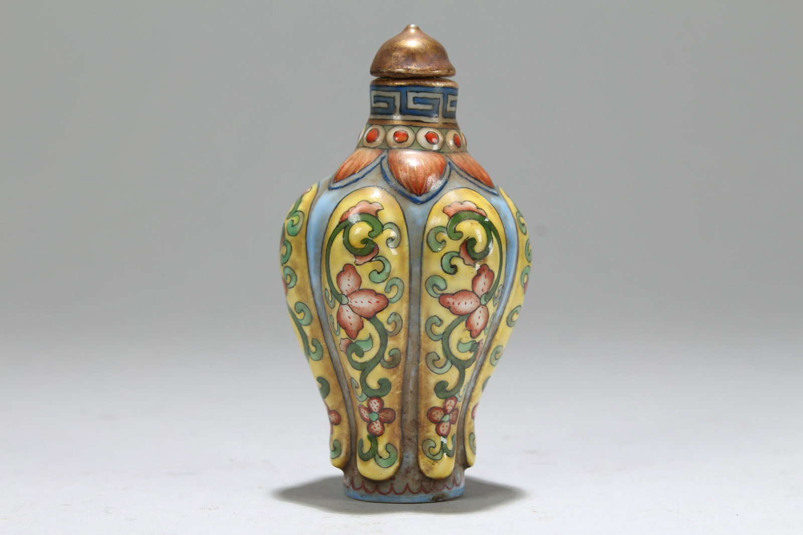 A Chinese Bat-framing Snuff Bottle - 3