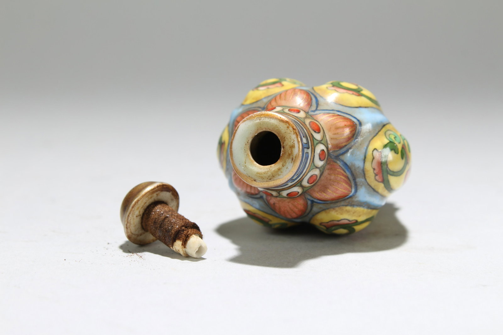 A Chinese Bat-framing Snuff Bottle - 5