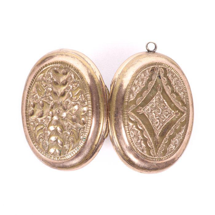 Victorian Pinchbeck Photograph Locket: Late Victorian engraved foliate photograph locket, measuring 4 x 3cm, can be worn as a pendant. Weighing 10 grams. 9ct front and back only.
