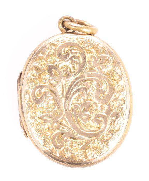Victorian Engraved Pinchbeck Photograph Locket: 3 x 2.2cm