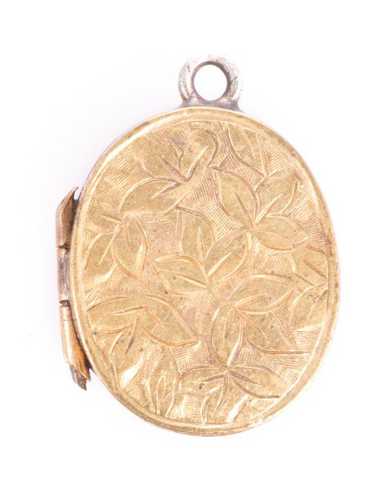 Victorian Gilt Photograph Locket: 23 x 17mm