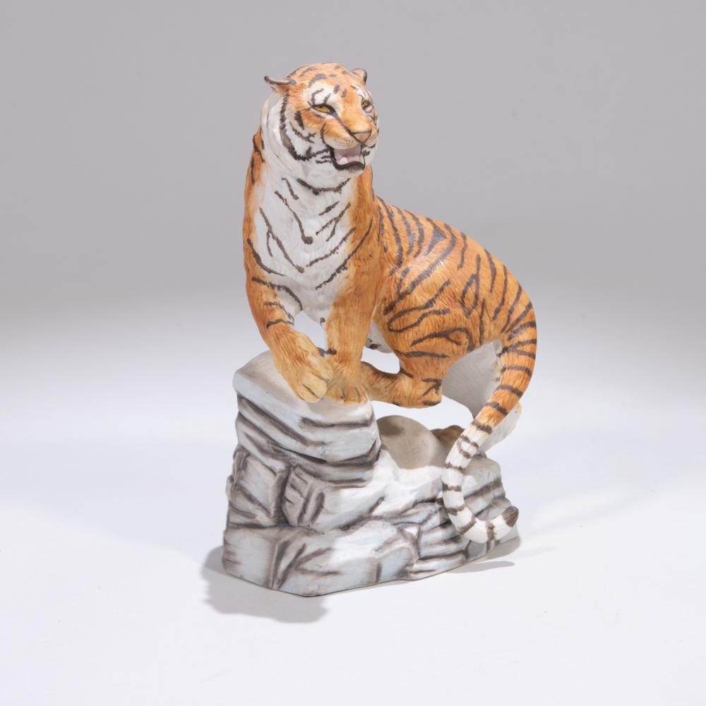 Franklin Mint Porcelain Sculpture of Siberian Tiger: 100 x 60 x 160mm. Please study all photographs carefully to get an accurate representation of the item. We offer in-house shipping internationally (US and rest of the world. Dispatched from the UK). W