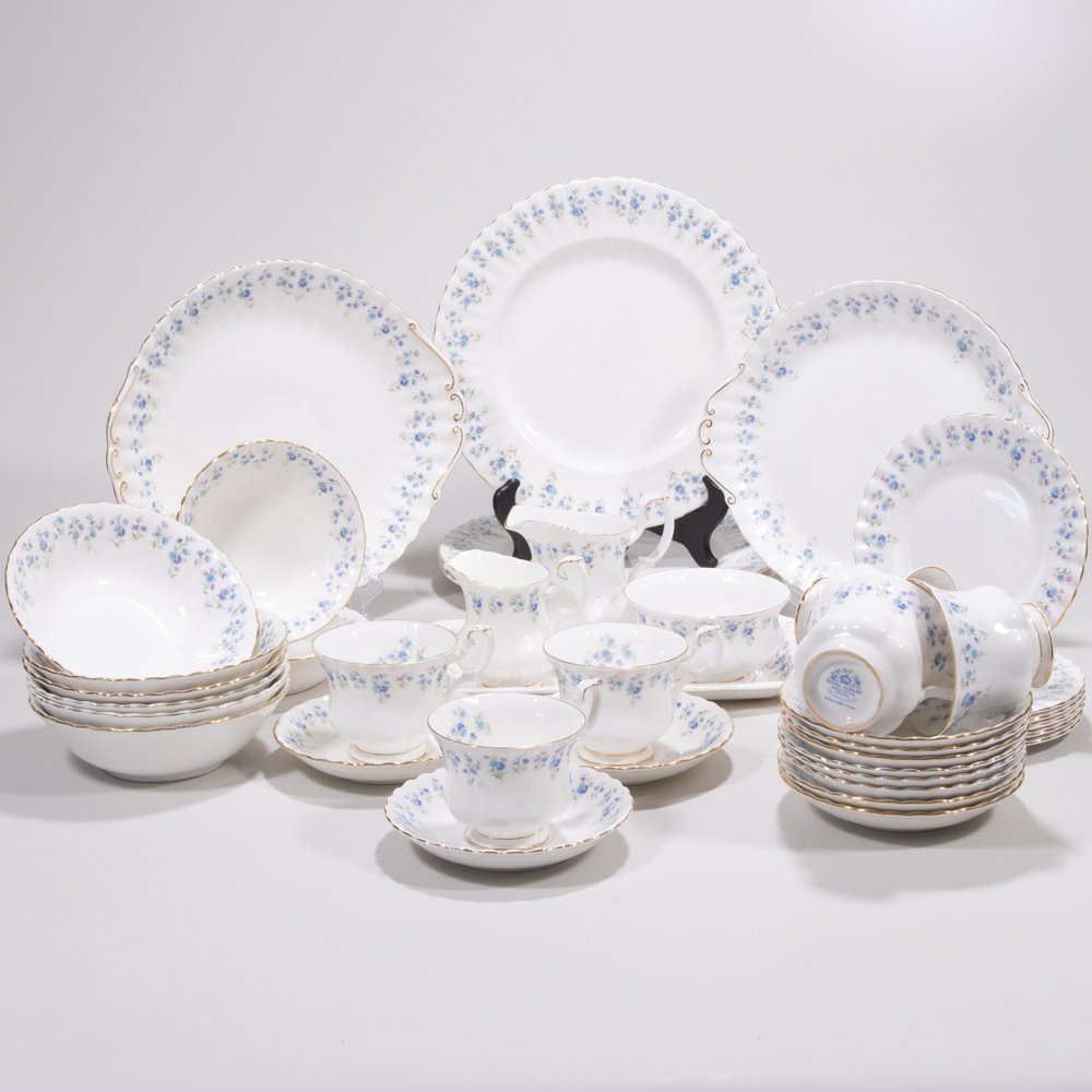 Royal Albert 40 Piece Porcelain Service "Memory Lane" (1 of 11)