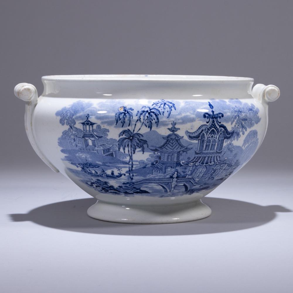 Wedgwood Etruria Porcelain Tureen 19th Century: 270 x 240 x 140mm. Please study all photographs carefully to get an accurate representation of the item. We offer in-house shipping internationally (US and rest of the world. Dispatched from the UK). 