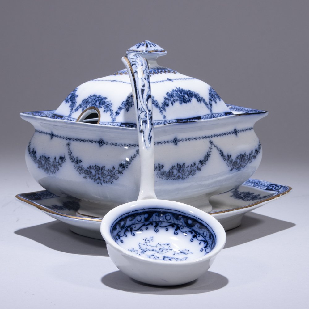 Royal Corona Ware Aesthetic Porcelain Tureen: 220 x 160 x 140 mm. Please study all photographs carefully to get an accurate representation of the item. We offer in-house shipping internationally (US and rest of the world. Dispatched from the UK).