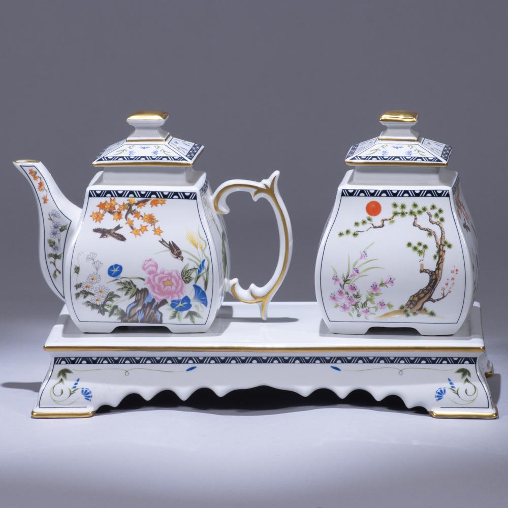 Franklin Mint Porcelain Teapot & Sugar Bowl: 215 x 140 x140mm. Please study all photographs carefully to get an accurate representation of the item. We offer in-house shipping internationally (US and rest of the world. Dispatched from the UK). W