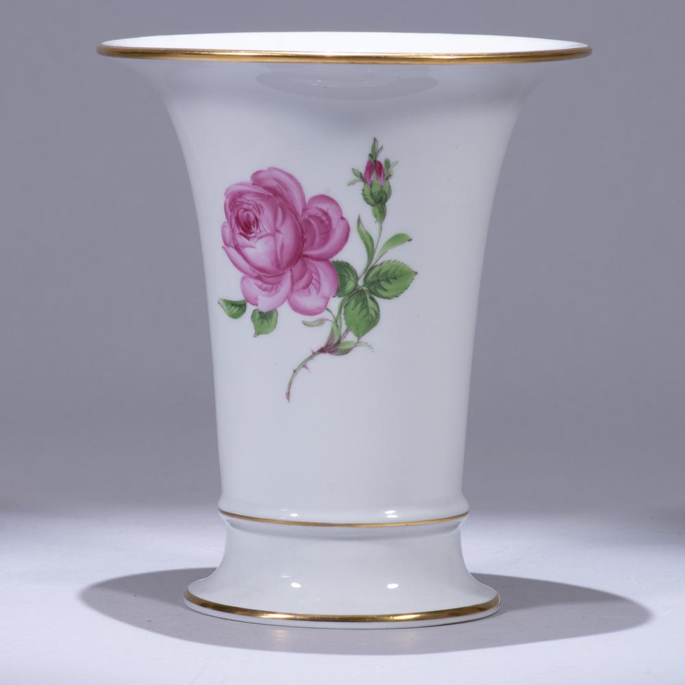 Meissen Porcelain Vase with Painted Rose: 145 x 145 x165mm. Please study all photographs carefully to get an accurate representation of the item. We offer in-house shipping internationally (US and rest of the world. Dispatched from the UK). W