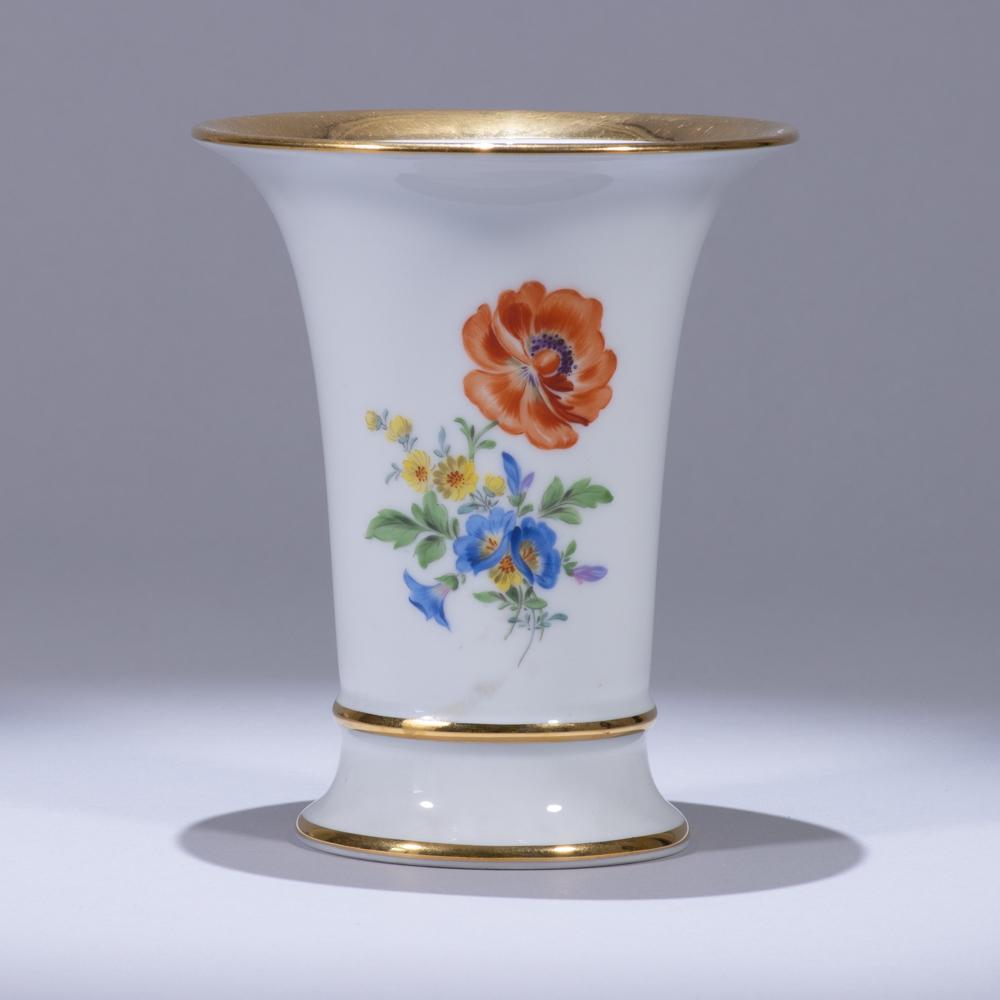Meissen Porcelain Vase with Painted Flower: 120 x 120 x 140mm. Please study all photographs carefully to get an accurate representation of the item. We offer in-house shipping internationally (US and rest of the world. Dispatched from the UK). 