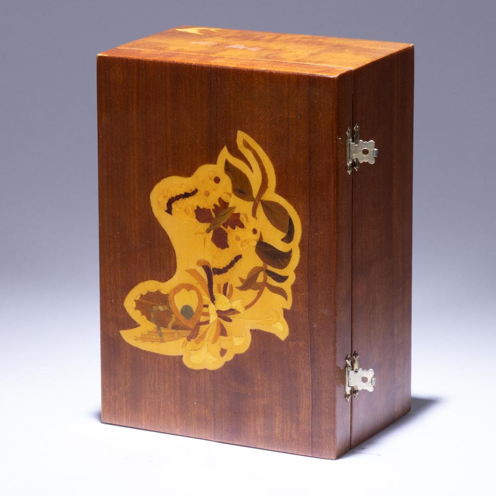 Inlaid Wooden Jewellery Box: Please study all photographs carefully to get an accurate representation of the item. We offer in-house shipping internationally (US and rest of the world. Dispatched from the UK). We aim to ship all 