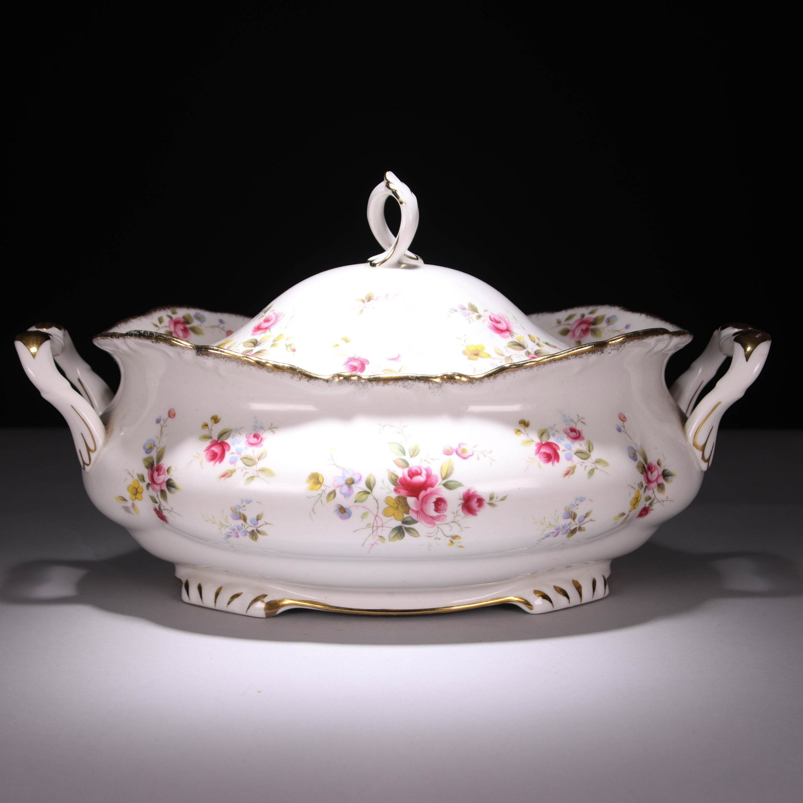 Royal Albert Porcelain Tureen: We offer in-house international shipping - following the auction end, we will send you an easy payment link. We aim to ship within 3-5 working days of receiving your payment. Please study all photogra