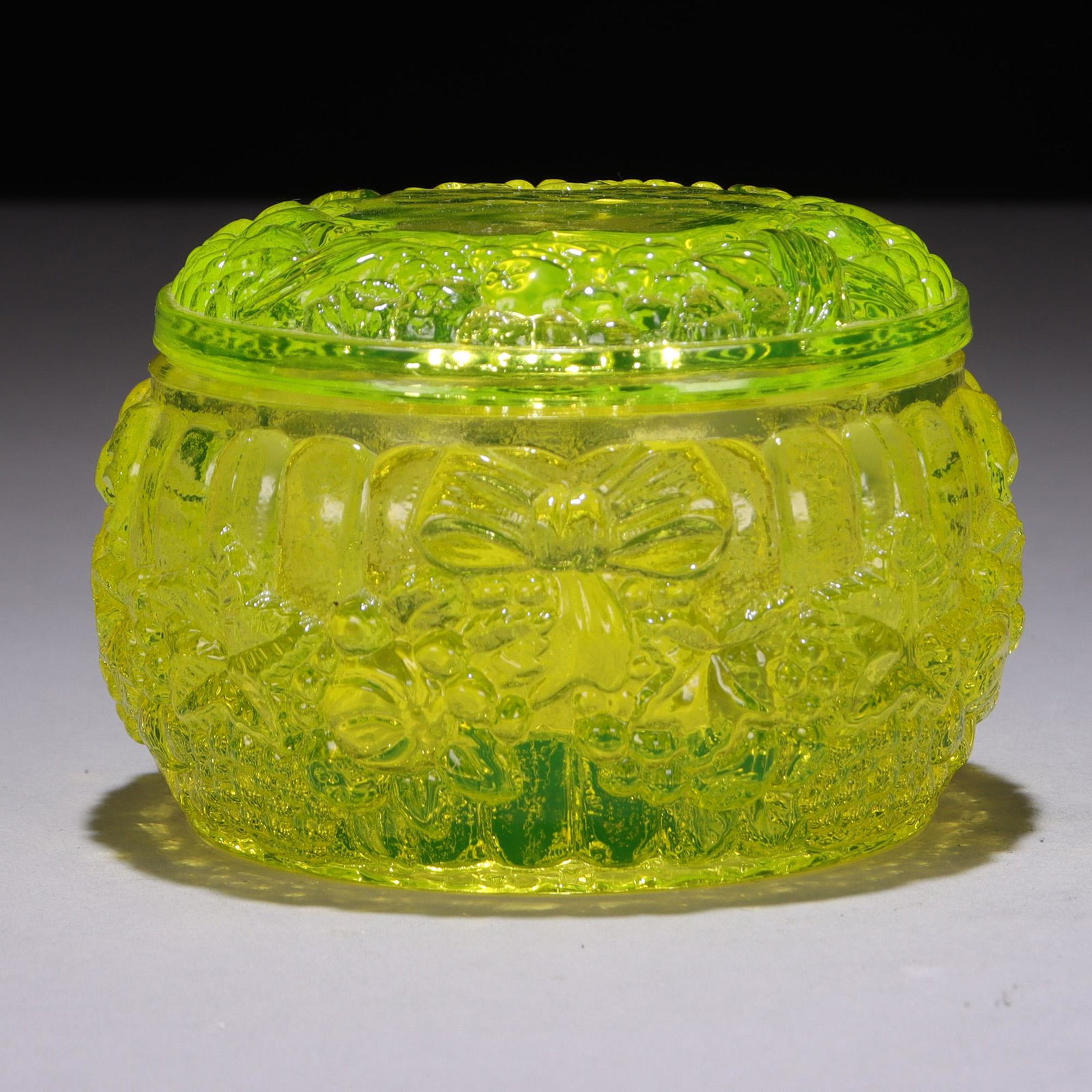 Curt Schlevogt Bohemian Vaseline Glass Box Art Deco (1 of 6)