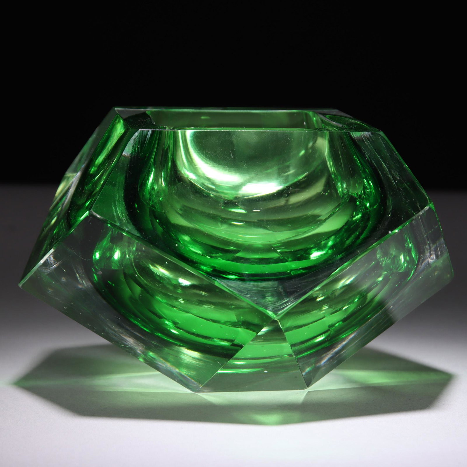 Alessandro Mandruzzato Murano Glass Art Deco Ashtray: We offer in-house international shipping - following the auction end, we will send you an easy payment link. We aim to ship within 3-5 working days of receiving your payment. Please study all photogra
