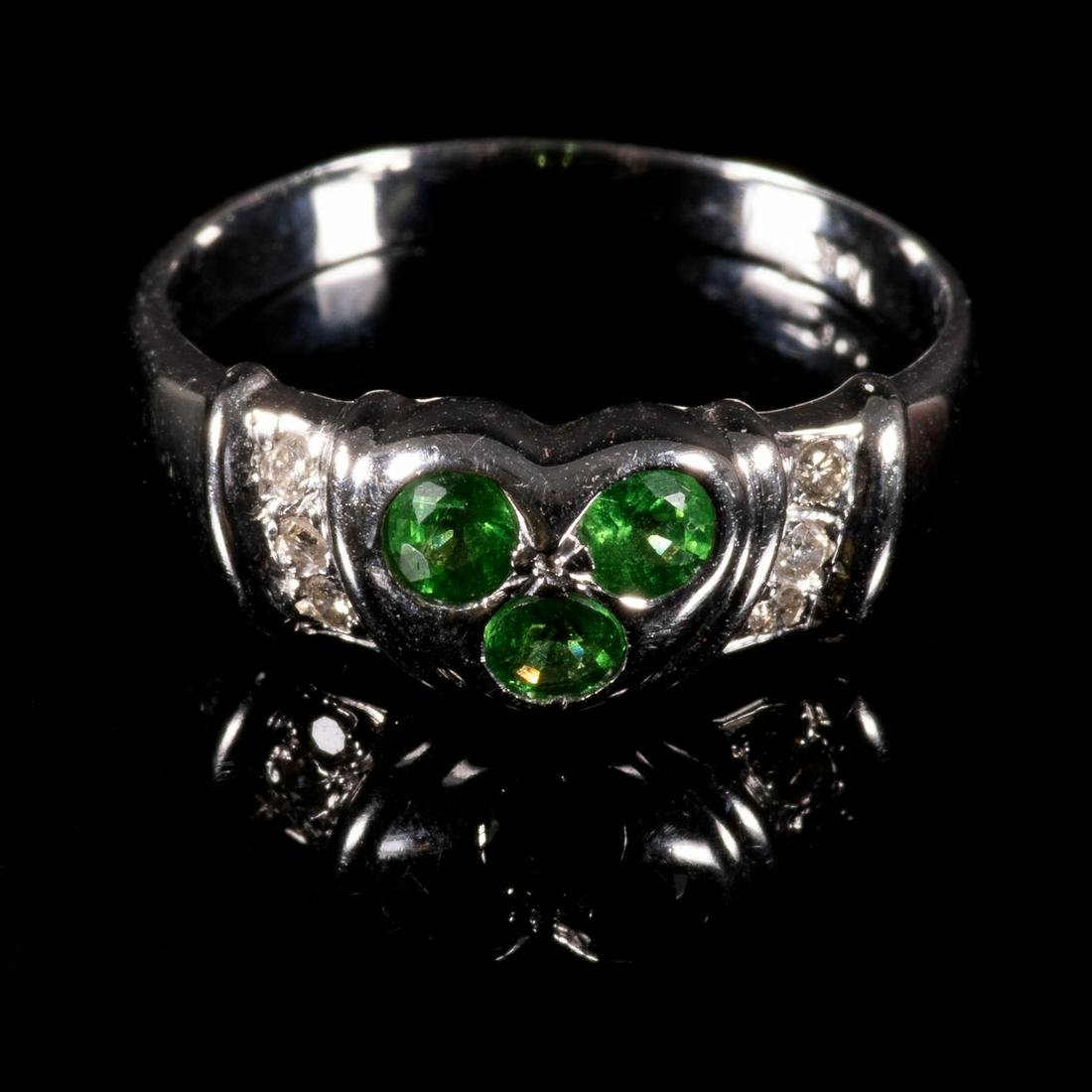 18 Kt. White Gold Green Garnet & Diamond Ring: Please study all photographs carefully to get an accurate representation of the item. Please message us for information on dimensions/condition report. We offer in-house shipping internationally (US a