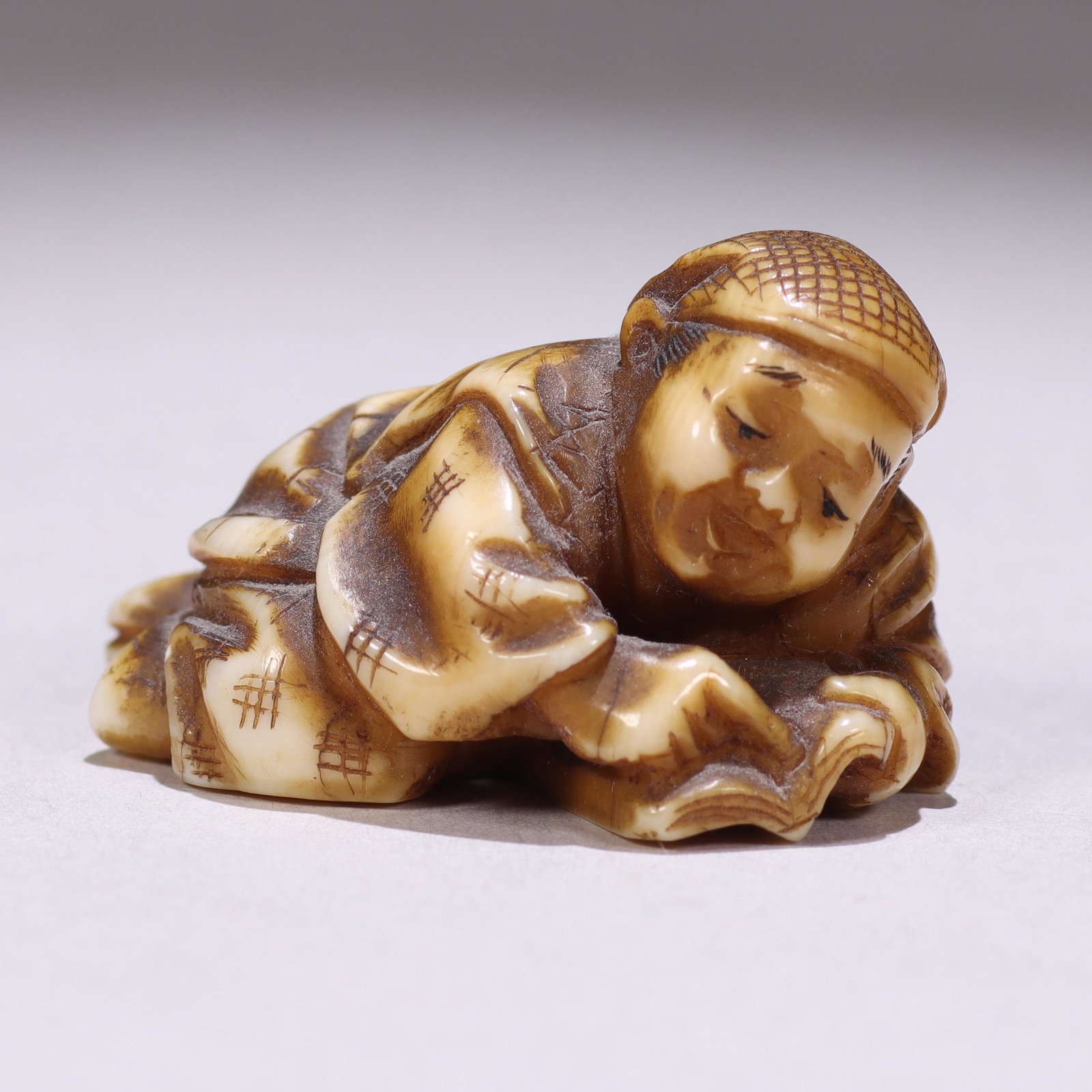 Japanese Signed Edo Netsuke Figure: Please study all photographs carefully to get an accurate representation of the item. Please message us for information on dimensions/condition report. We offer in-house shipping internationally (US a