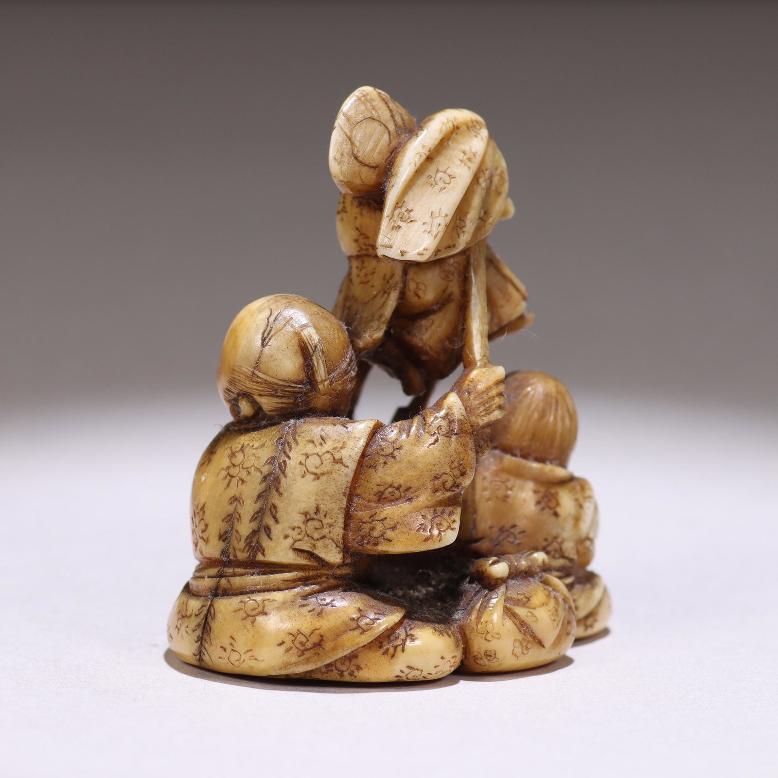 Japanese Signed Edo Netsuke Figure: Please study all photographs carefully to get an accurate representation of the item. Please message us for information on dimensions/condition report. We offer in-house shipping internationally (US a