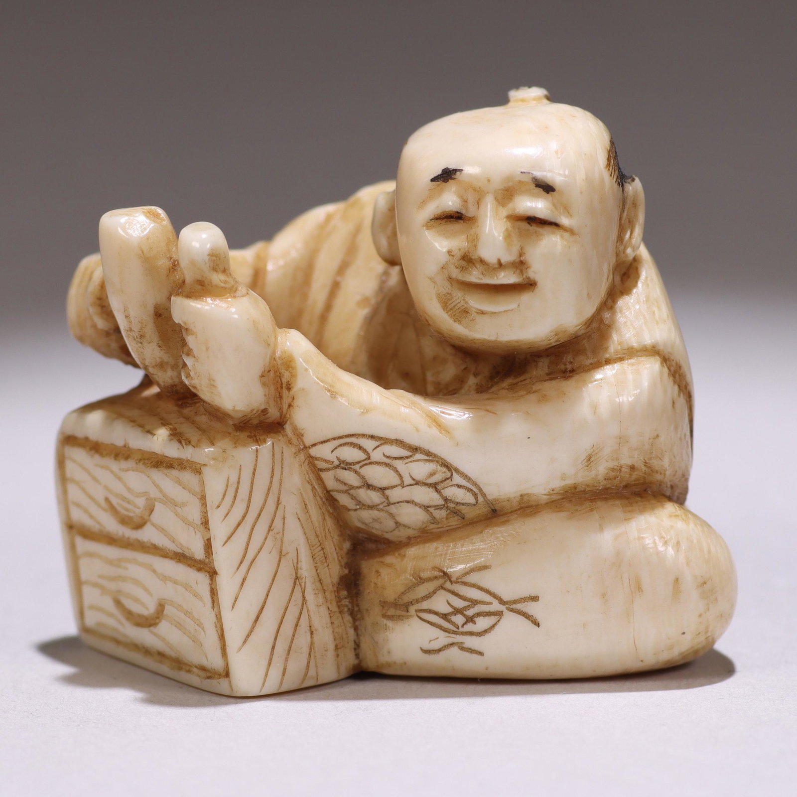 Japanese Signed Edo Netsuke Figure: Please study all photographs carefully to get an accurate representation of the item. Please message us for information on dimensions/condition report. We offer in-house shipping internationally (US a