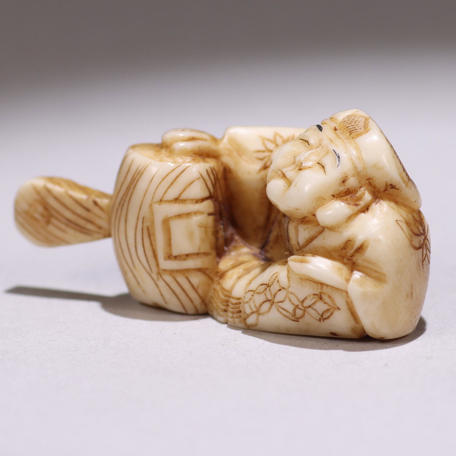 Japanese Signed Edo Netsuke Figure: Please study all photographs carefully to get an accurate representation of the item. Please message us for information on dimensions/condition report. We offer in-house shipping internationally (US a
