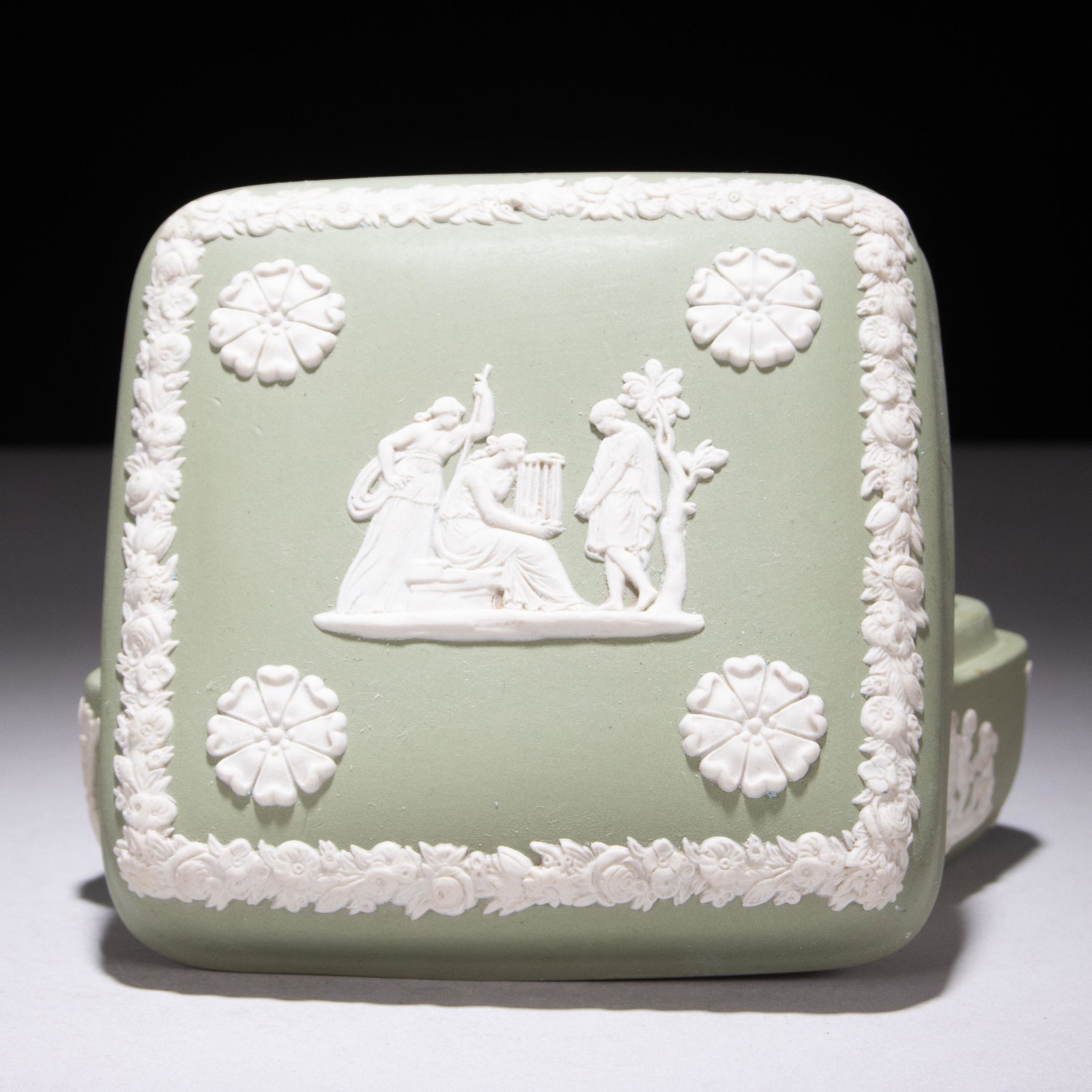 Wedgwood Neoclassical Jasperware Lidded Box: MEASURING APPROX 10.5 X 4.5CM. Please study all photographs carefully to get an accurate representation of the item. We offer in-house shipping internationally (US and rest of the world. Dispatched fr